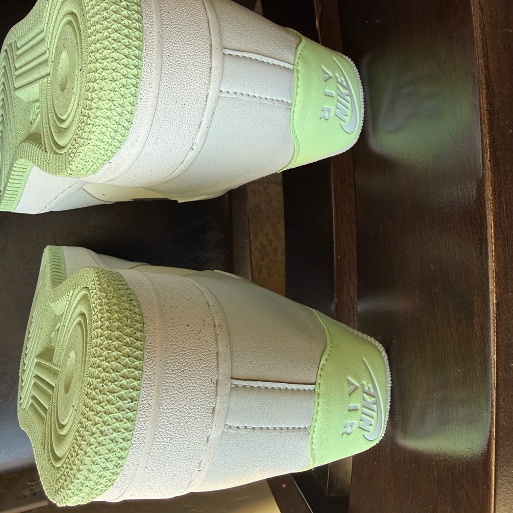 Nike White Low-Top Sneakers with Light Green‎ Insoles - Picture 6 of 9